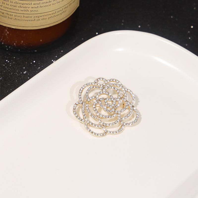 Diamond-encrusted Hollow Flower Brooch, High-end Sense, Light Luxury, Heavy Camellia Pin, a Niche Fashion Suit Decoration