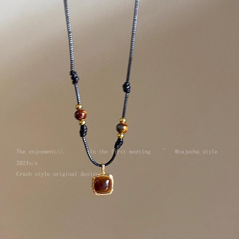 Tiger's eye stone pendant, leather rope necklace, autumn and winter medieval light luxury decorative sweater chain, versatile accessories