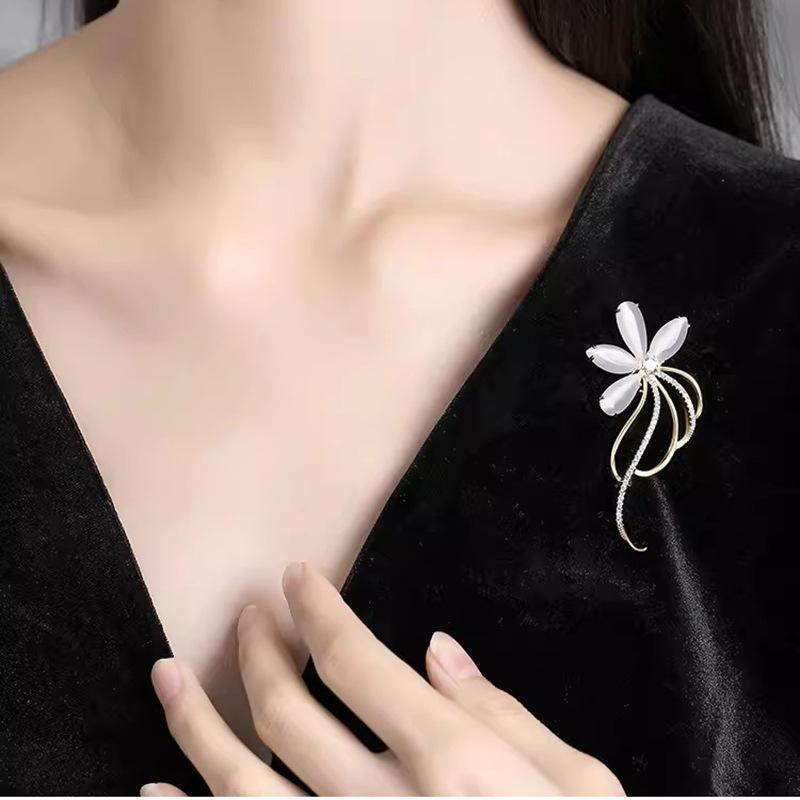 Blumenbrosche Damen Modische und elegante Brosche, Leichter Luxus, Nische und High-End-Designgefühl Brosche Anzug