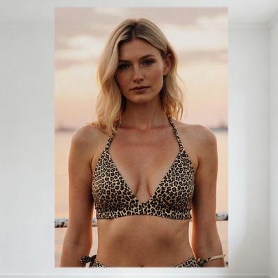 Sexy Leopardendruck-Bikini Frau Sonnenuntergang Wasserszene Blechschild Vintage Metallposter für Bar Pub Heimwanddekoration