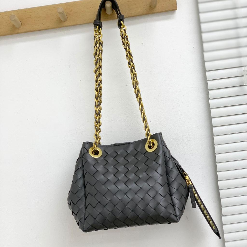2025 New women's chain parachute bag handmade leather woven bag versatile commuter shoulder messenger bag tide