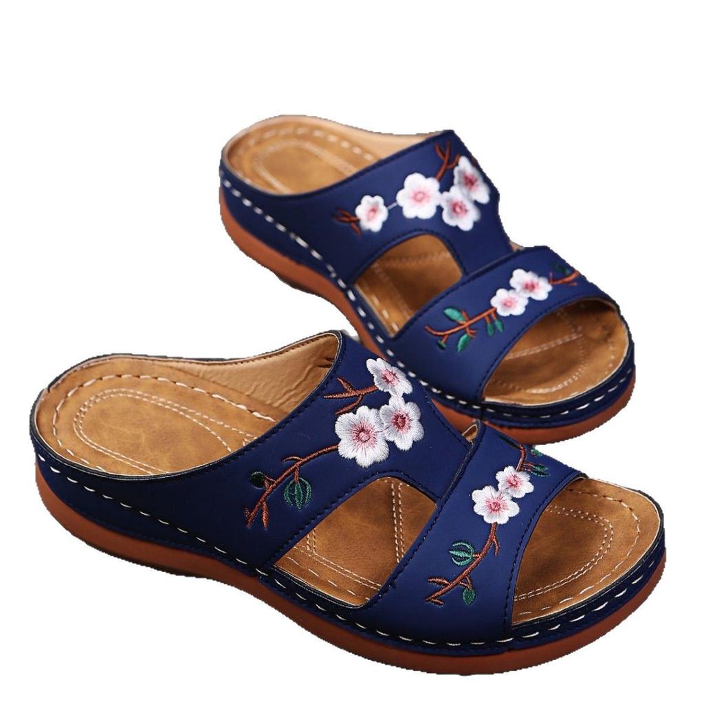 Sommer neue Schuhe hohle Blumenstickerei Sandalen Keilabsatz große Größe kühle Hausschuhe Keilabsatz