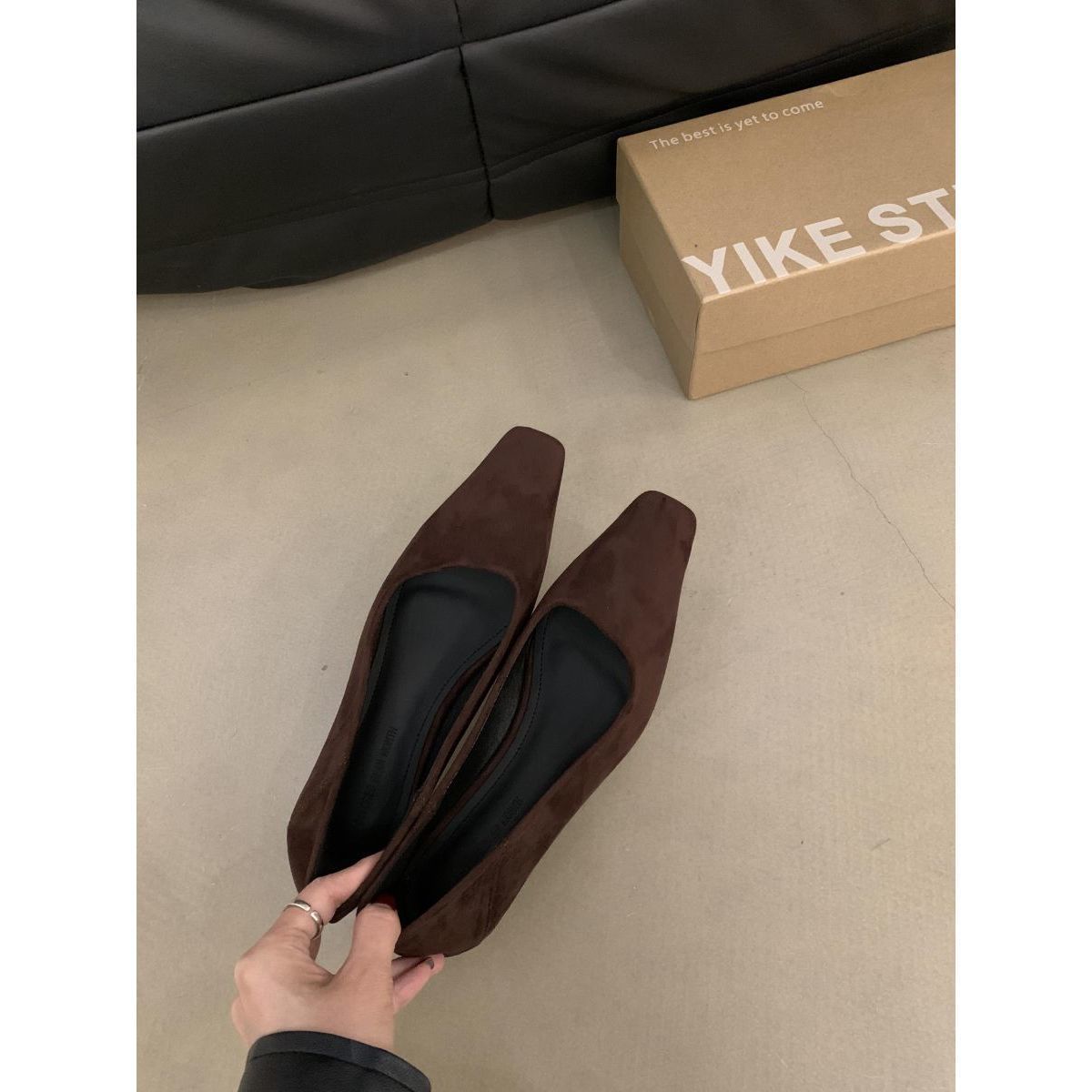 

Французские туфли-лодочки профессиональные красные на среднем каблуке женские 2025 новая осень замшевые с маленьким квадратным носком на толстом низком каблуке 39 темно-коричневого