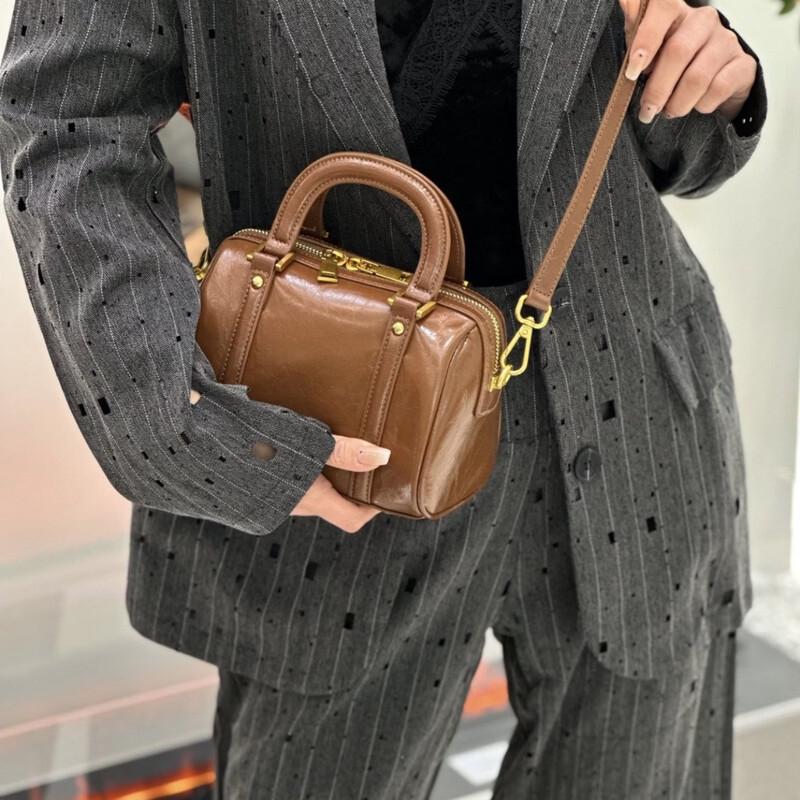 Douxiaozhu Retro Oil Wax Leather Boston Bag