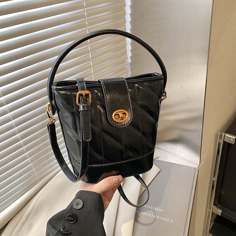 

2025 Winter Fashion Diamond-Shaped Portable Bucket Bag: Korean-Style Versatile Shoulder and Messenger Bag for Women чорний
