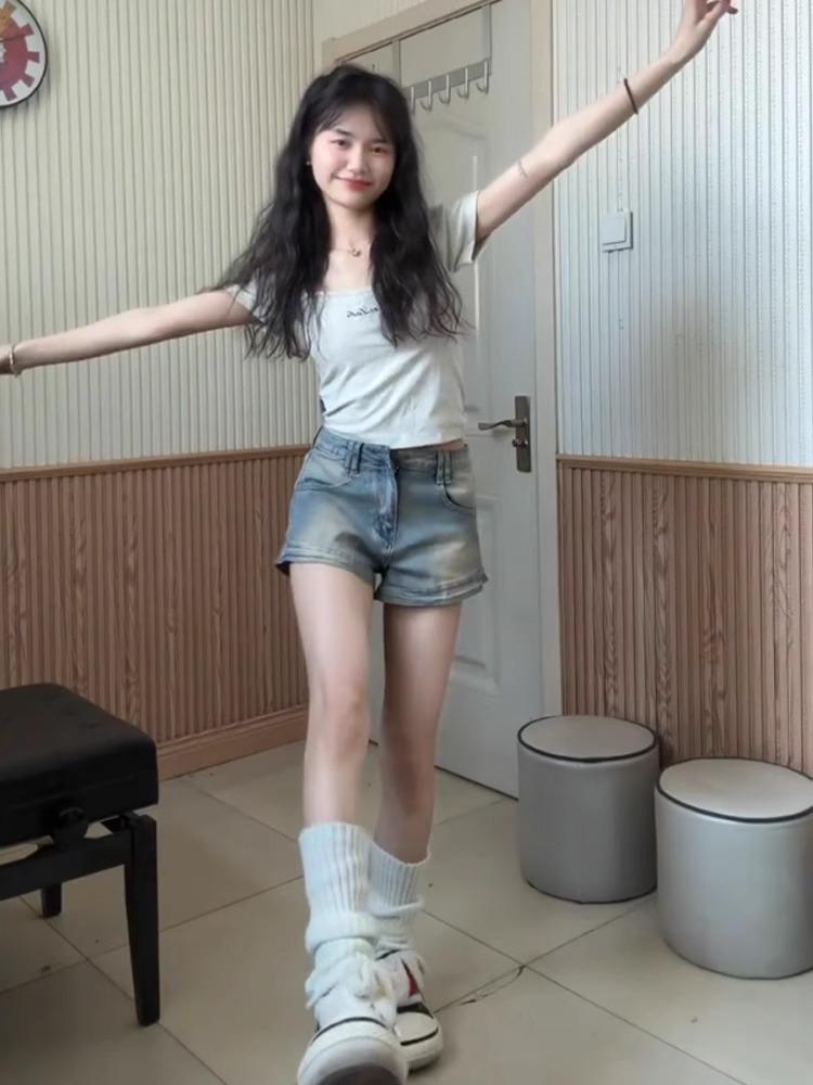 

Женские джинсовые шорты А-силуэта с высокой талией в американском ретро стиле — утягивающие, эластичные, с широкими штанинами для лета S