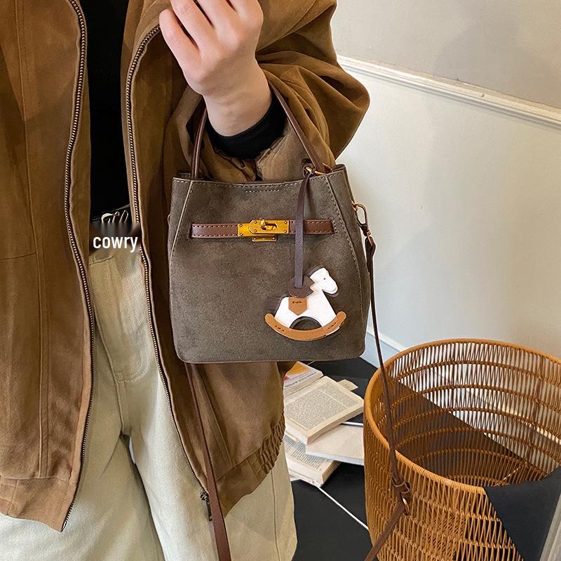 Zamszowa torba typu tote bucket w stylu koreańskim - Damska modna jesienna torba crossbody na ramię z kolorowym blokowaniem 2025