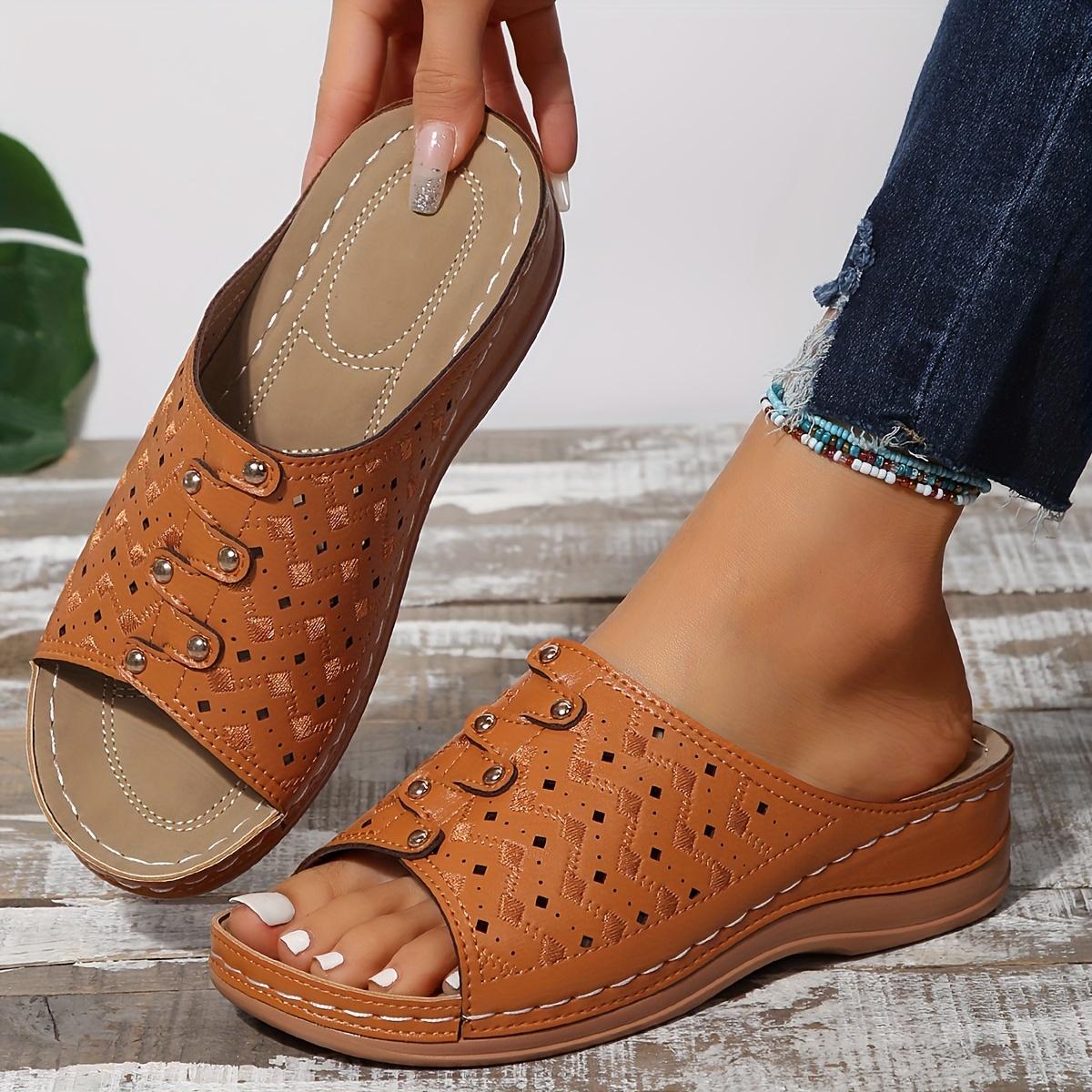 

Удобные женские босоножки на танкетке на мягкой подошве для повседневной и уличной носки 40 коричневый