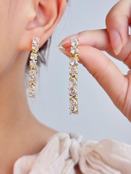

New light luxury retro style niche earrings fashionable simple personality versatile exquisite high-end ear jewelry