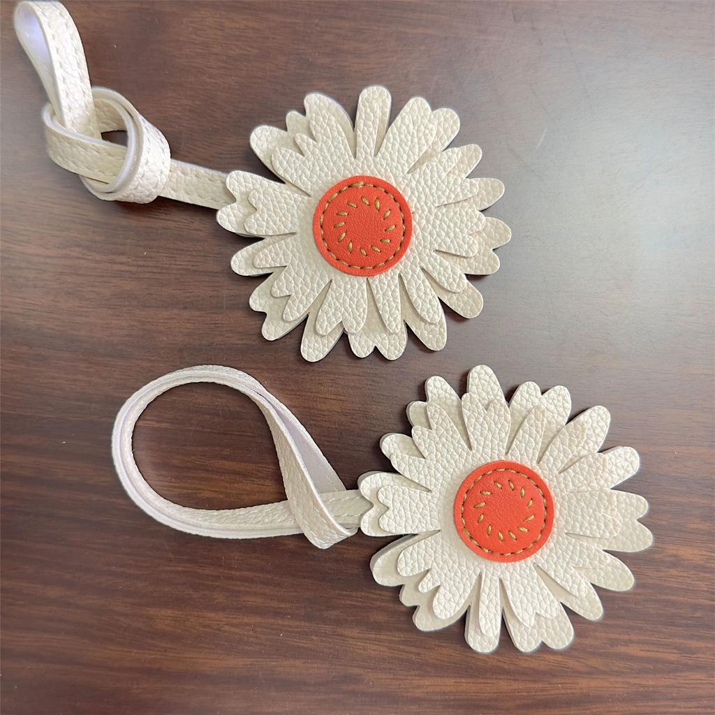 Handgefertigter Gänseblümchen-Schlüsselanhänger für Taschen und Schlüssel, gefertigt aus hochwertigem, umweltfreundlichem Leder mit strapazierfähigem Design