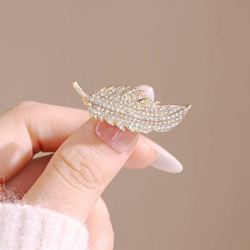 Light Luxury Style Full Diamond Feather Brooch Illuminates Elegant Luxury Dressing Small Details And Exquisite Accessories