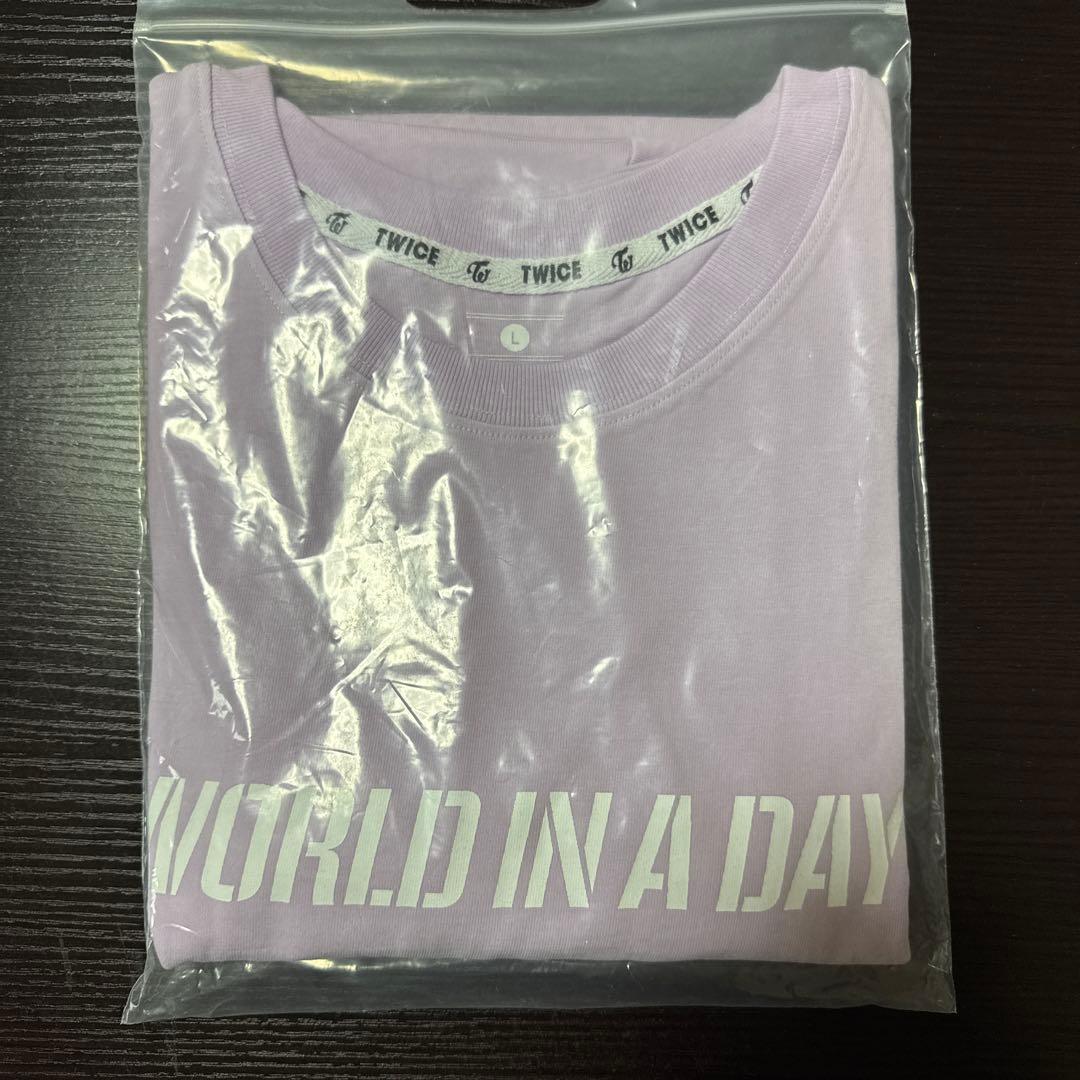 

[USED] TWICE World in A Day T-shirt