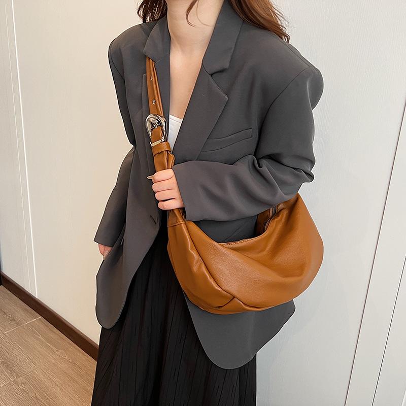Fashion and Lazy Leisure Temperament 2025 Autumn and Winter Women's New Ins Texture Simple Shoulder Crossbody Dumpling Bag