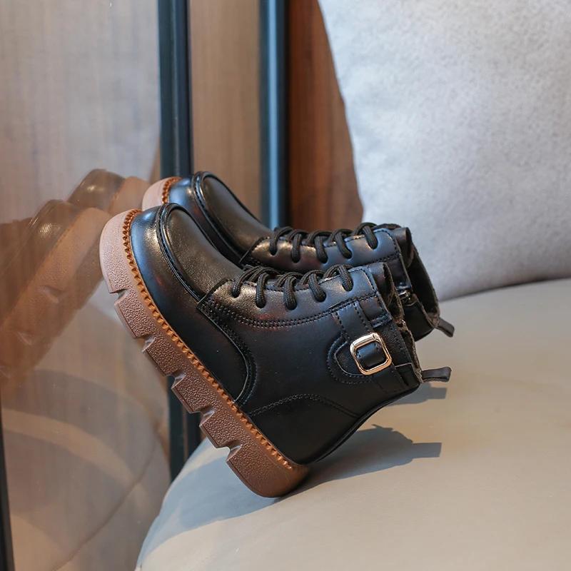 

Зимние новые модные короткие ботинки для мальчиков с пряжкой 2024 года, детские нескользящие плюшевые повседневные ботинки из однотонной кожи для девочек 26 чёрный