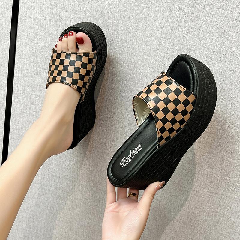 2025 Summer Women's Beach Sandals Women High Heels Platform Wedge Slippers Women Checkerboard Thick Bottom Slippers Zapatos