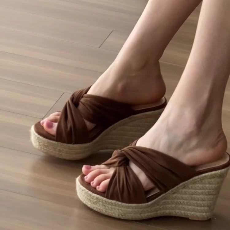 Medieval straw wedge heel shoes heightened platform slippers women's summer wear high heels cool slippers 2025 new beautiful sandals