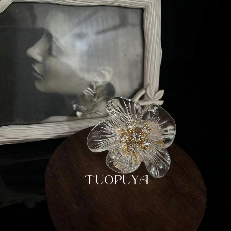 French Retro 3D Camellia Flower Ear Cuff Brooch for Women - Elegant High-End Design for Evening Parties