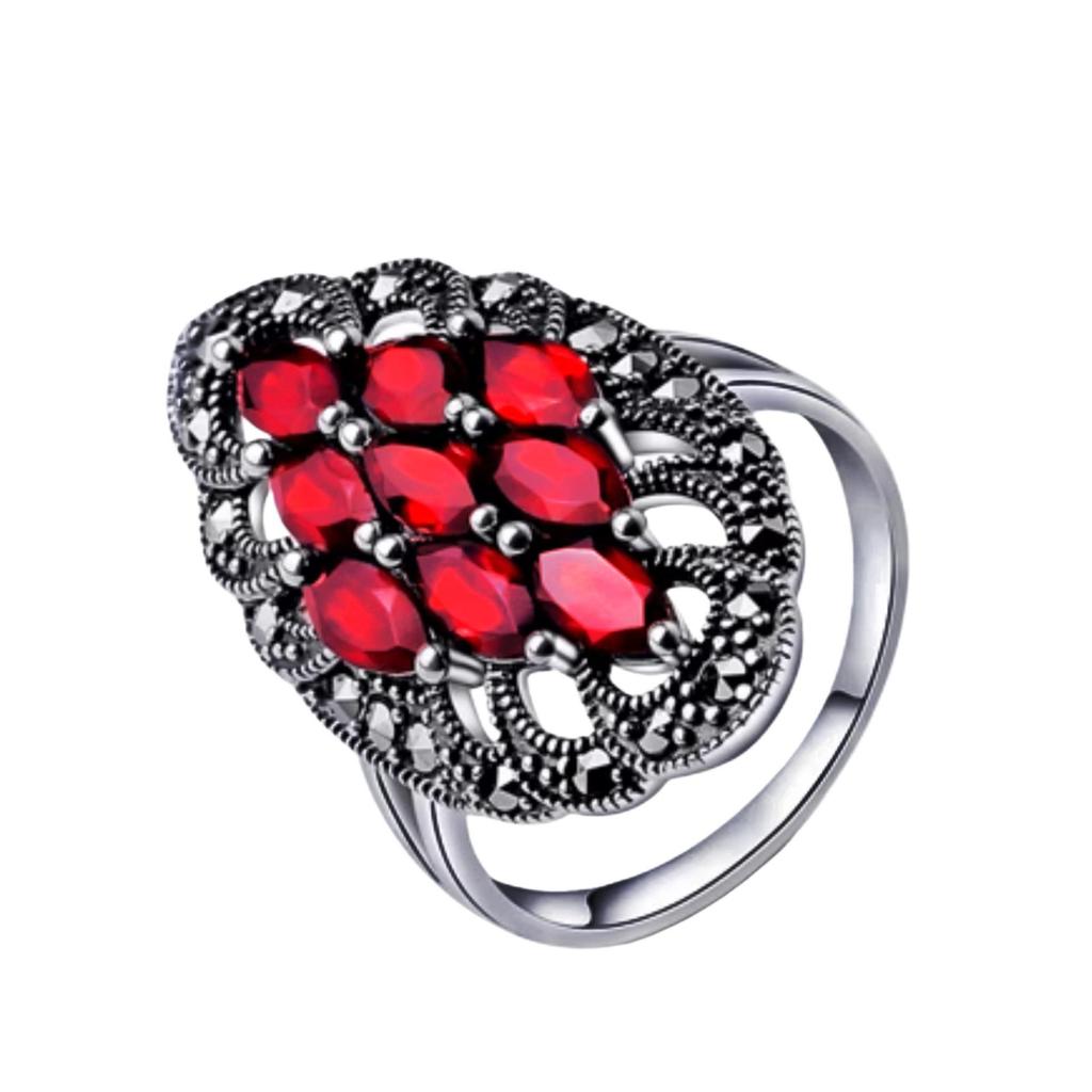 Elegante Anello Retro in Argento Thailandese con Granato Nero e Zirconi