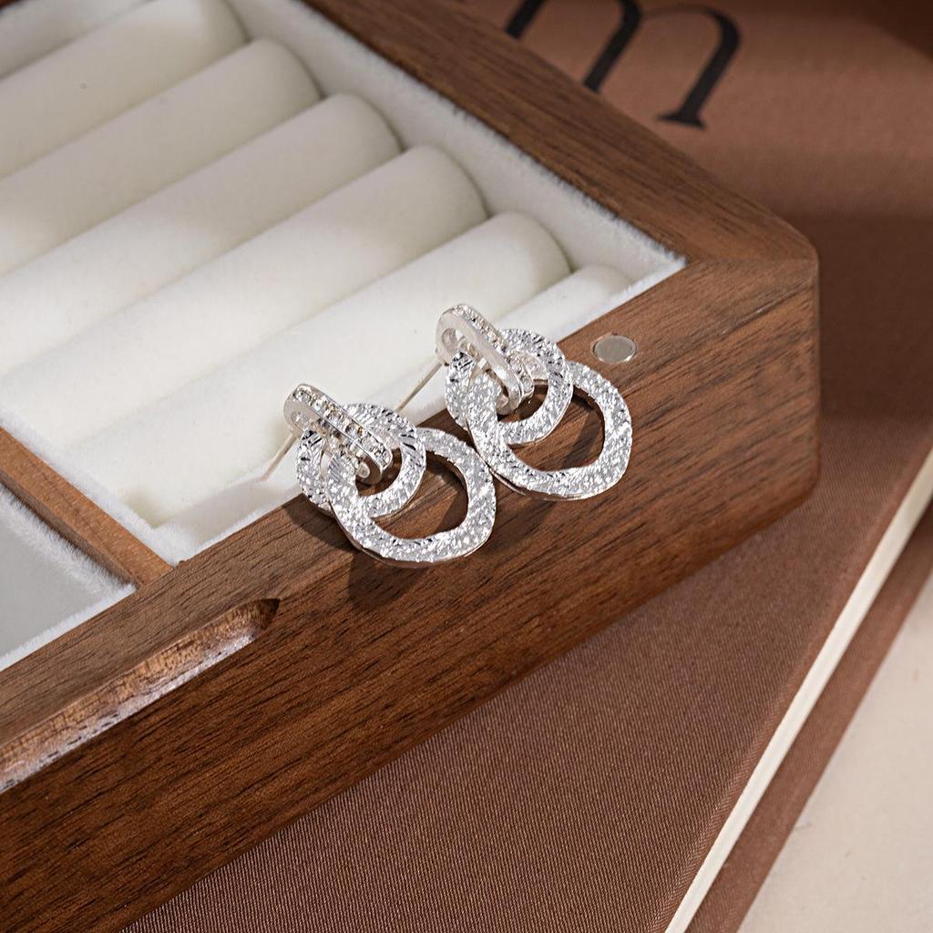 Silver Needle Elegant Chinese Style Gold Stud Earrings - High-End Luxury, Versatile Design for Women.