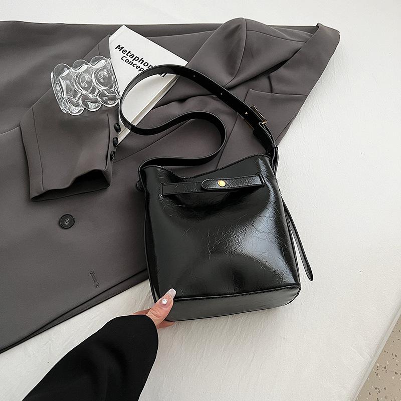 

Одна наплечная сумка кроссбоди женская модная простая для отдыха и работы универсальная 21cm/8.27in чёрный