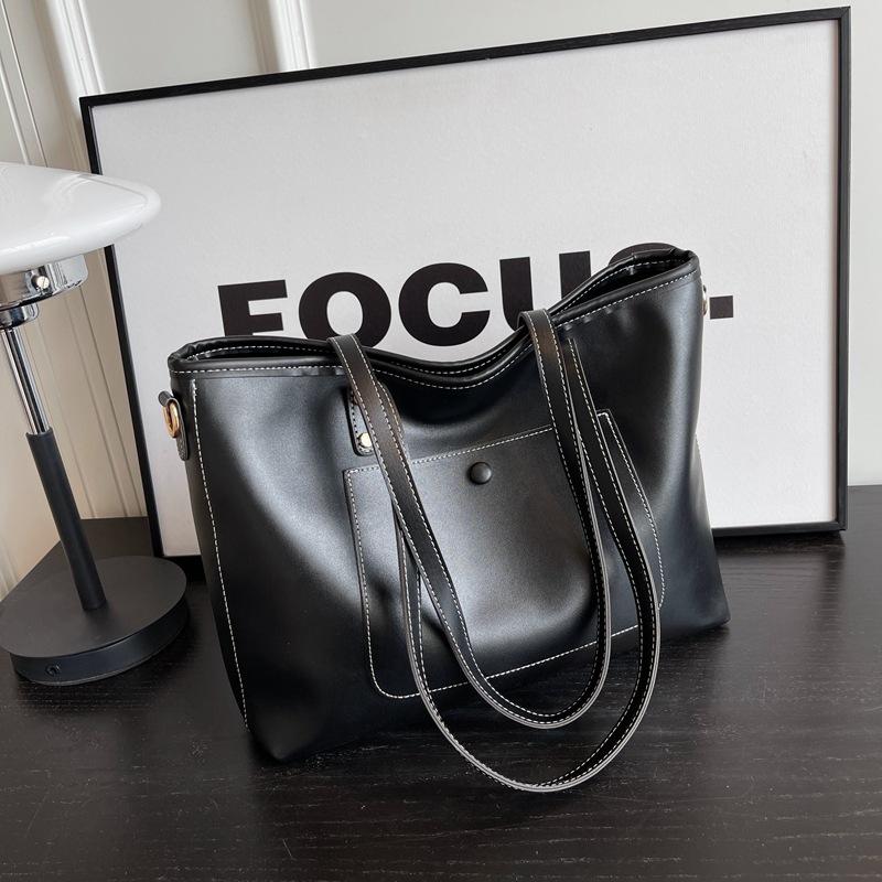 

Сумки Женские сумки-тоут Большой емкости Осенние ретро универсальные модели 2024 года Популярные одноплечевые сумки для поездок на работу в этом году чёрный