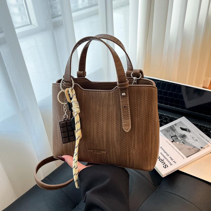 This year's popular bags women's 2025 new autumn and winter retro versatile shoulder messenger bag Korean version portable bucket bag