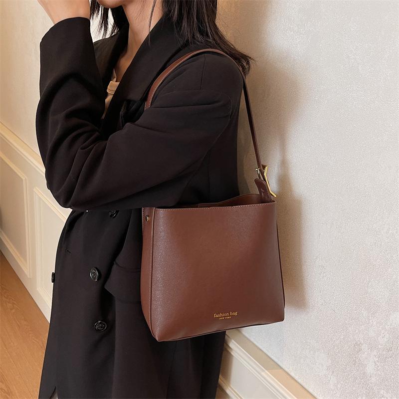 

2025 нишевый дизайн сумка через плечо высокого класса большой вместимости для поездок на работу широкий плечевой ремень сумка-ведро женская 23*10*22