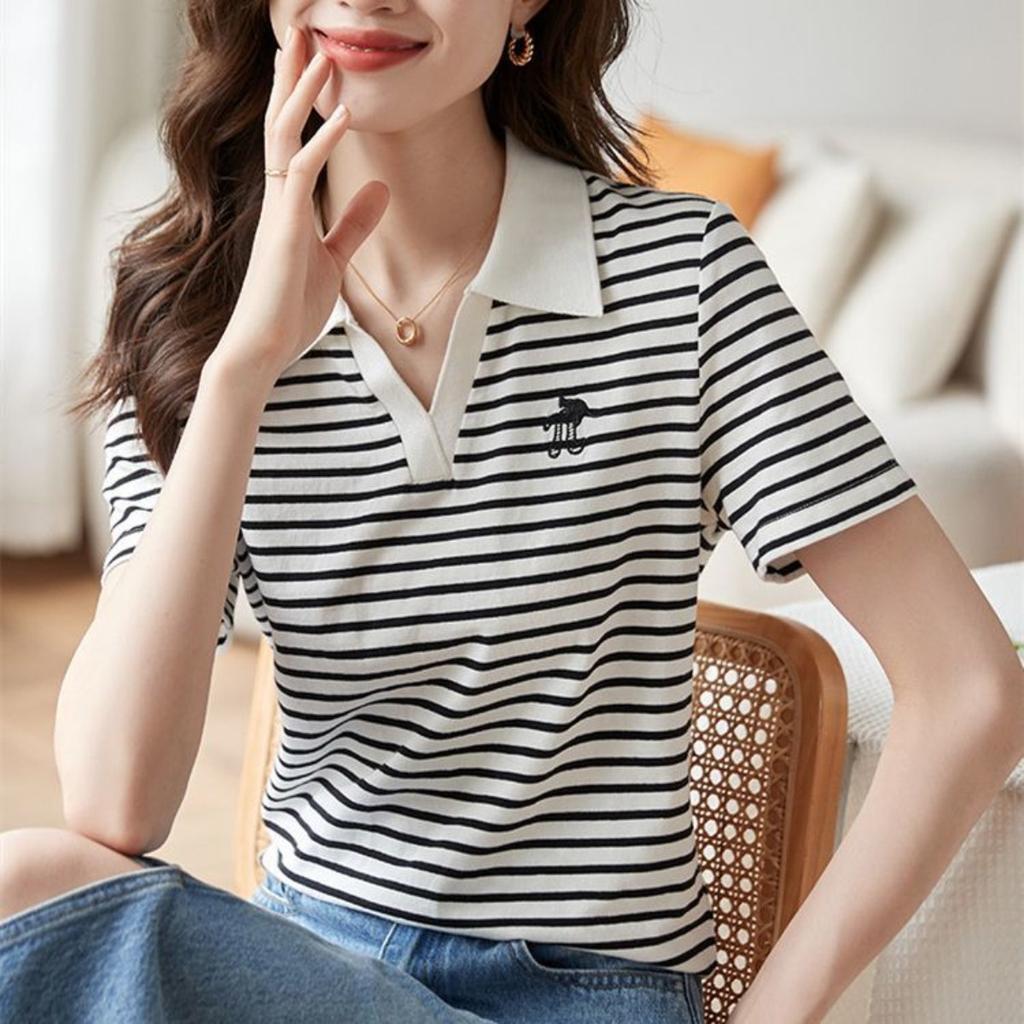 T-shirt pour femme à rayures Knight brodées, col rond, manches courtes, haut d'été polyvalent et décontracté avec rayures contrastées élégantes, lavable en machine