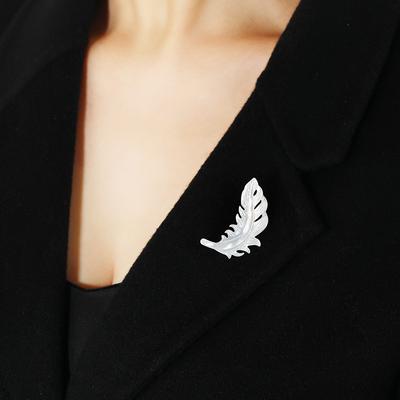 Natural White Butterfly Shell Feather Brooch Female High-end Simple Corsage Niche Design Suit Neckline Anti-light Pin