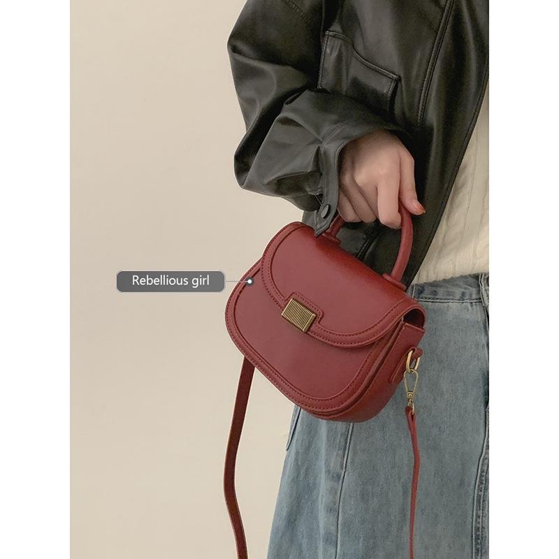 IELGY retro portable simple fashion shoulder messenger bag