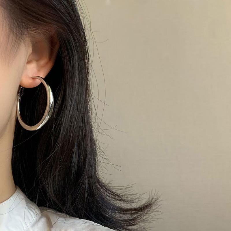 Geometric Metal Earrings A Niche Design of Ear Loops Are Simple and Versatile Earrings for Women
