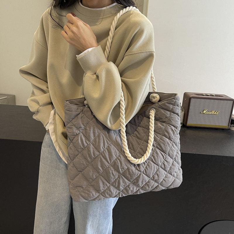 Autumn and Winter New Cotton Clothes Down Shoulder Bag Girls Fashion Rhombus Large Capacity Handbag Casual Fashion Simple Bag