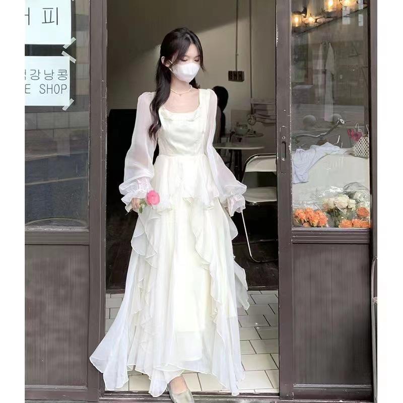 

Белое французское платье с оборками и длинными рукавами: Подчеркивающий талию сказочный стиль для приморских каникул M