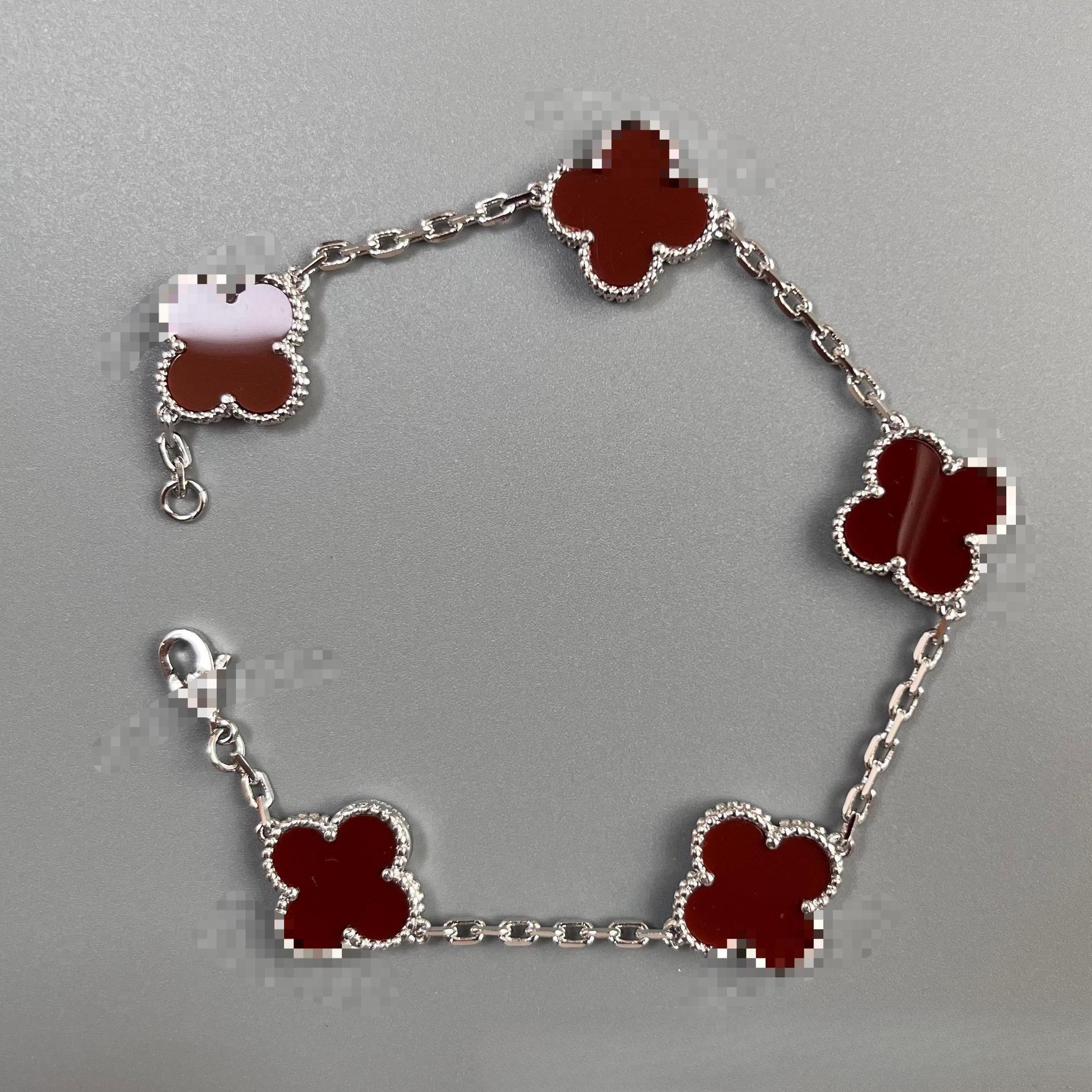 

Женский браслет из 18-каратного золота с двухсторонним перламутром в виде четырехлистного клевера красный