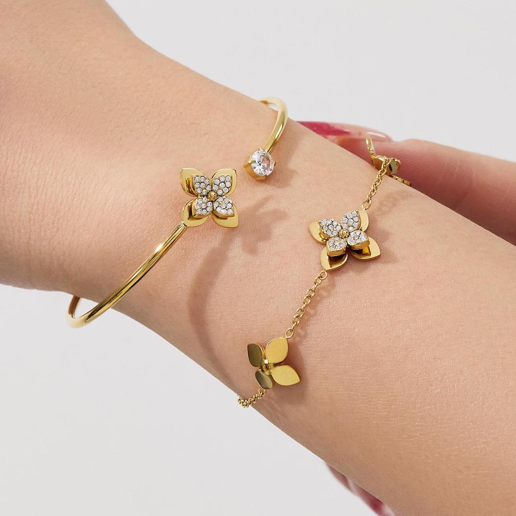 Set di Gioielli di Moda Europeo-Americano: Collana, Bracciale, Orecchini in Acciaio Inossidabile Placcato Oro 18K con Fiori di Zirconia.