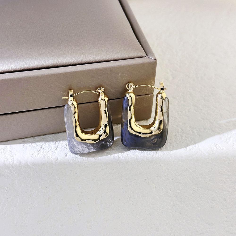 Hong Kong Style Retro U-Shaped Earrings: Elegant, Simple Design, Fashionable Light Luxury for Women