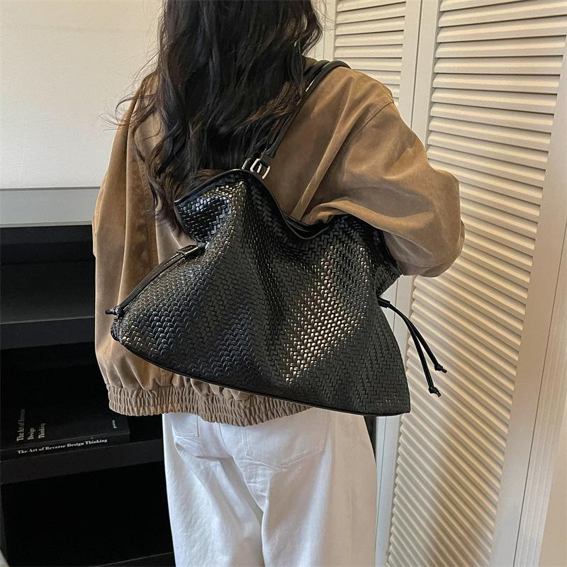 Large-capacity Woven Pattern Small Shoulder Bag, Trendy and Casual Tote Bag