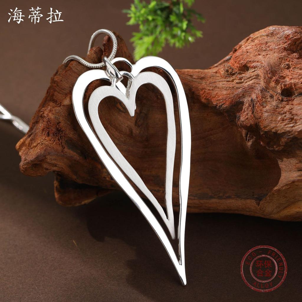 Nouveau pendentif long amour double couche creux brossé fait main, collier long exagéré polyvalent lisse en forme de cœur pour femme