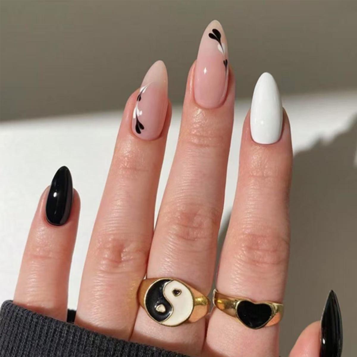 

Трендовые черные ногти-накладки с сердечками: Миндалевидная форма нюд, популярная в Европе и Америке, съемная. Glue Type