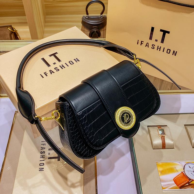 

2023 Новая модная женская сумка через плечо на одно плечо, легкая, роскошная, стильная, с крокодиловым узором, сумка подмышки из натуральной кожи для женщин, простая M чёрный