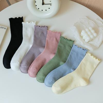 Schwarze Socken mit Ohrbesatz für Damen im Herbst, einfarbige Spitzen-Mid-Calf-Socken, vielseitige Damen-Socken mit Kordelzug