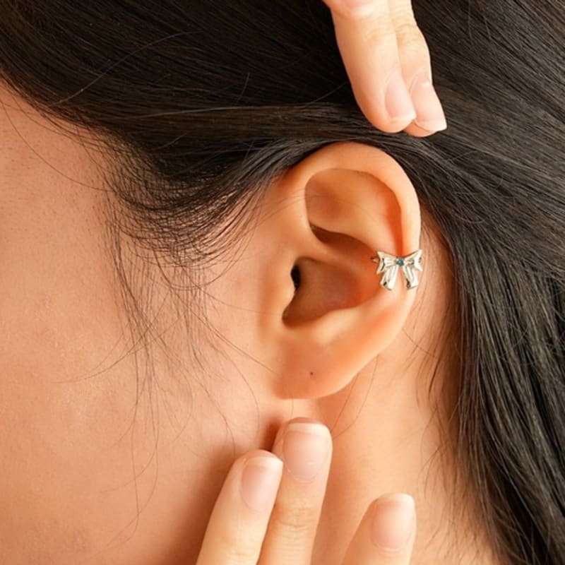 BELLOOGGI Blue diamond ribbon earcuff