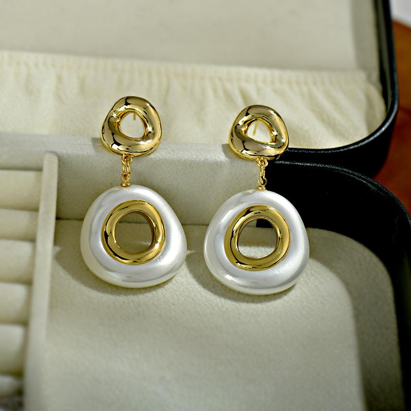 Light Luxury and High-end White Geometric Earrings, Women's Earrings, Fashionable and Exquisite, Niche Earrings, French Design Sense