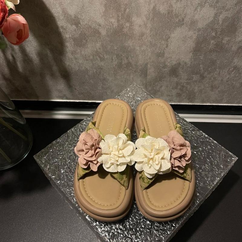 

Stepping on shit feeling platform slippers women s summer 2025 new platform flower beach shoes comfortable one-word cool slippers women 40 зелёный