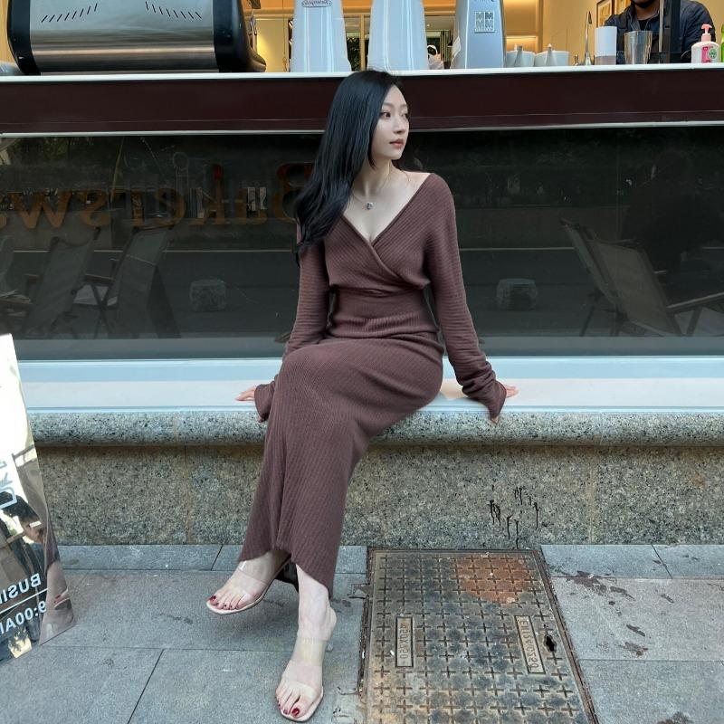 Brown Big V-neck Knitted Dress, New High-end Temperament, Slim and Thin Hip-wrapped Dress.