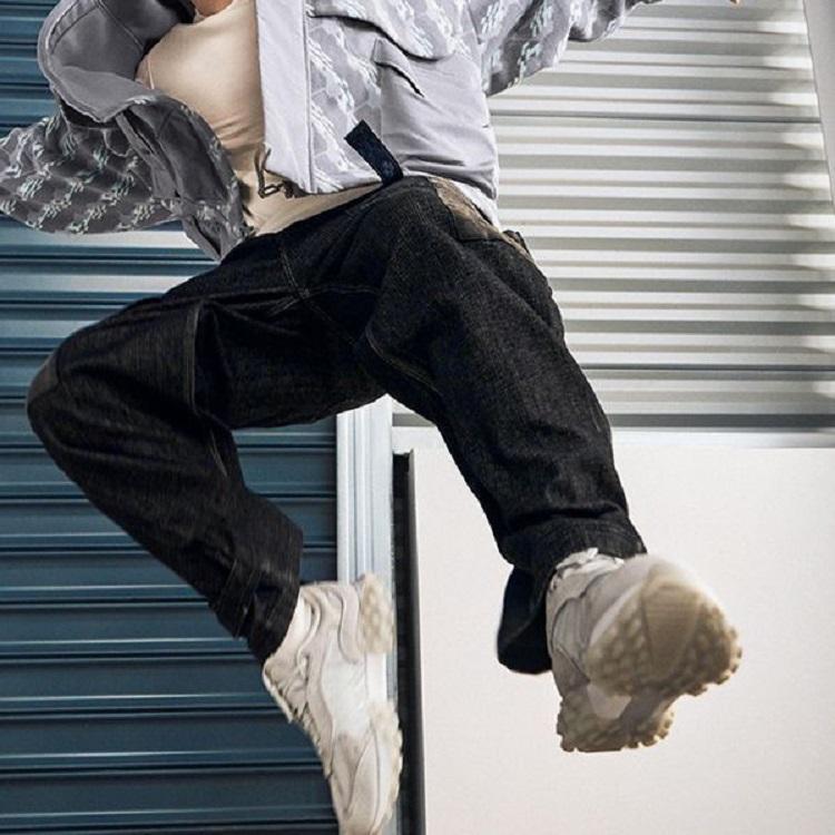 Li Ning Logo Embroidered Mid Waist Straight Leg Jeans Men jeans Black AJQS351-2