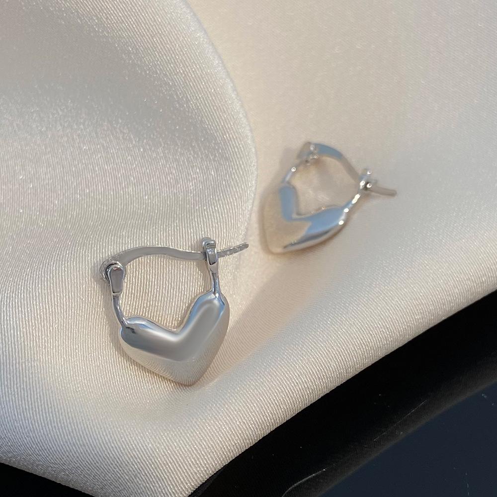 European & American Heart-Shaped Stud Earrings: Alloy Hammered Texture Love Heart with Tassel Chain, Retro Design for Women