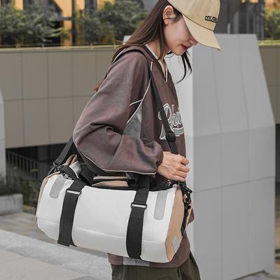 Fashionable and Trendy Men and Women Traveling Out Design Pressure Relief Handbag Sports Training Reflective Strip Gym Bag