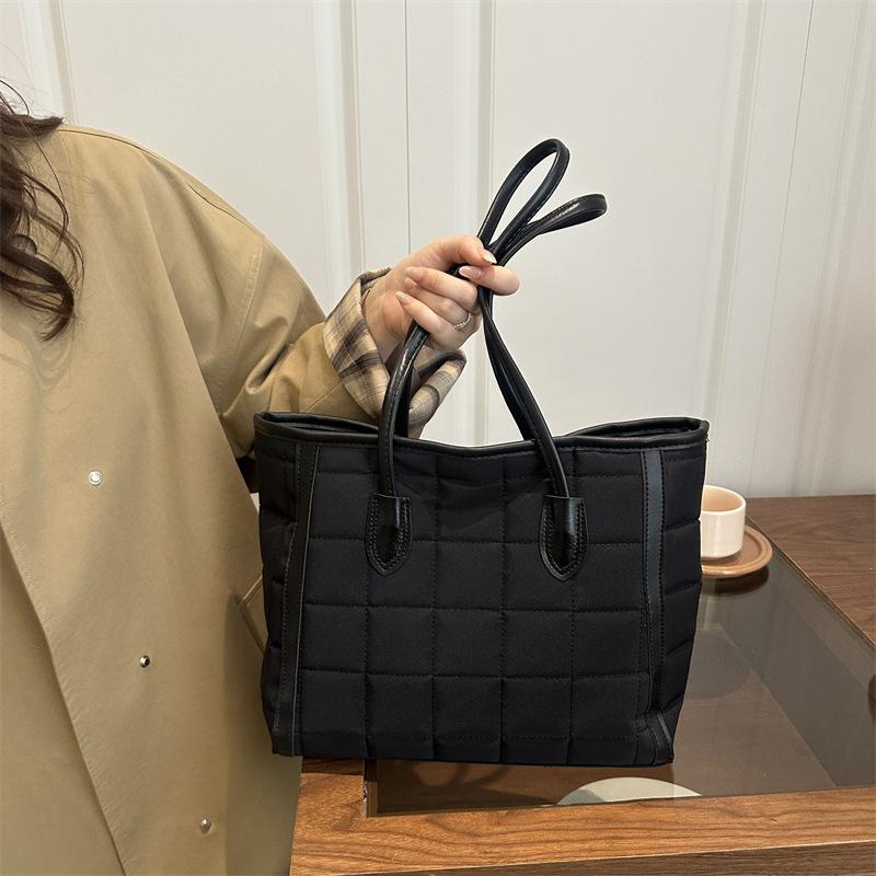 

Вышивальная нить новая универсальная модная однотонная сумка-тоут женская большой вместимости универсальная в зарубежном стиле высококлассная квадратная сумка через плечо чёрный