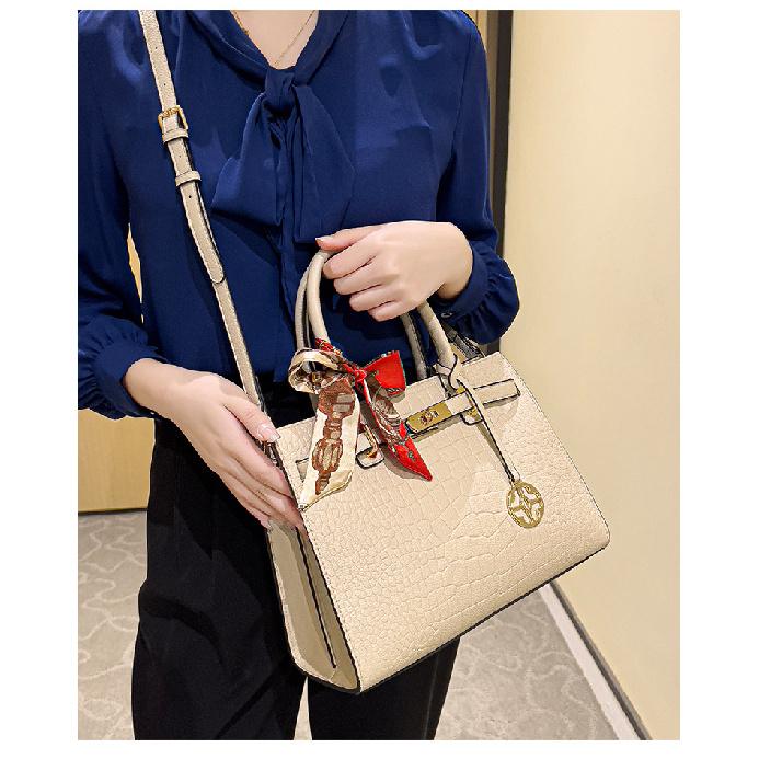 

Luxury casual handbag for middle-aged mothers, 2024 summer new crocodile pattern handbag, elegant commuter tote bag for middle-aged women бежевий
